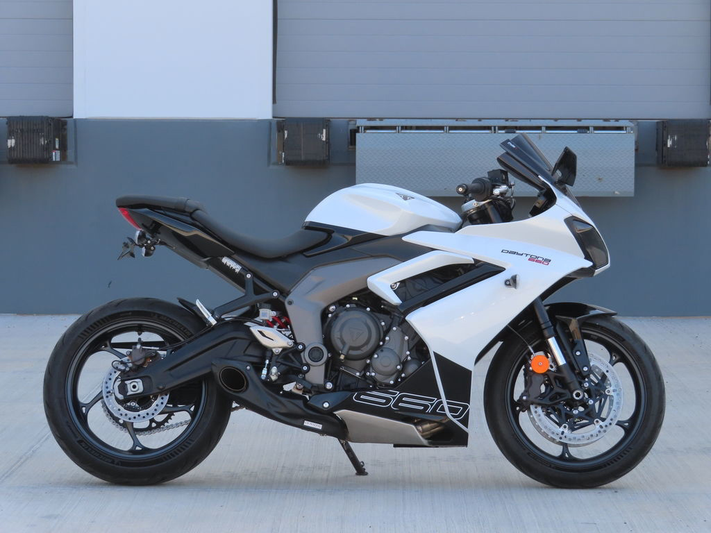 2025 Triumph Daytona 660 Snowdonia WhiteSapphire Black 660 in Goodyear, AZ