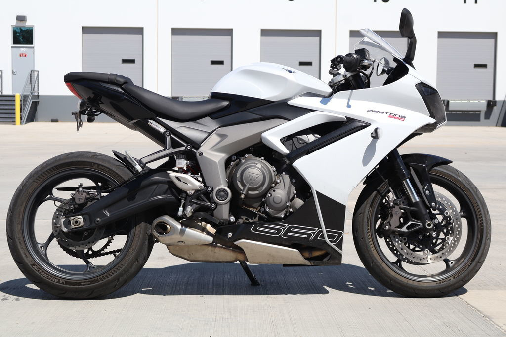2025 Triumph Daytona 660 Snowdonia WhiteSapphire Black 660 in Goodyear, AZ
