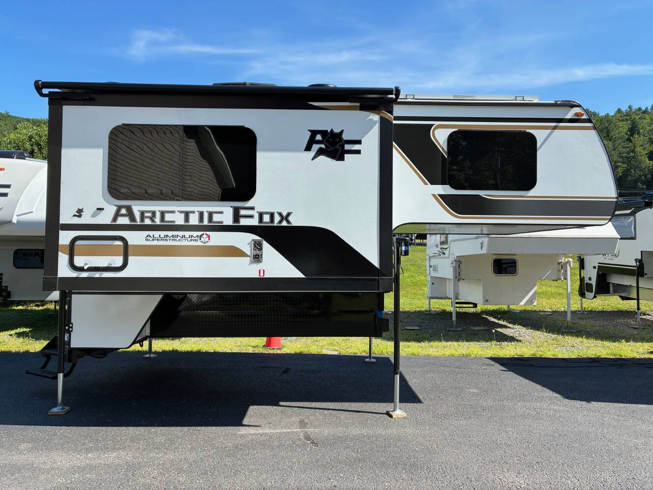 A photo of this 2027 Arctic Fox 990