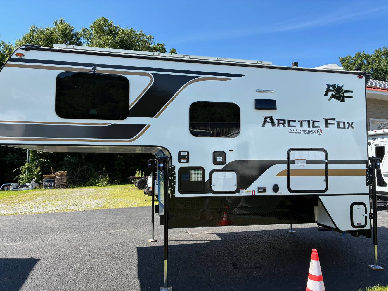 A photo of this 2027 Arctic Fox 990