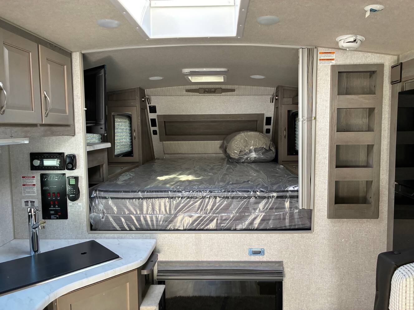 A photo of this 2027 Arctic Fox 990