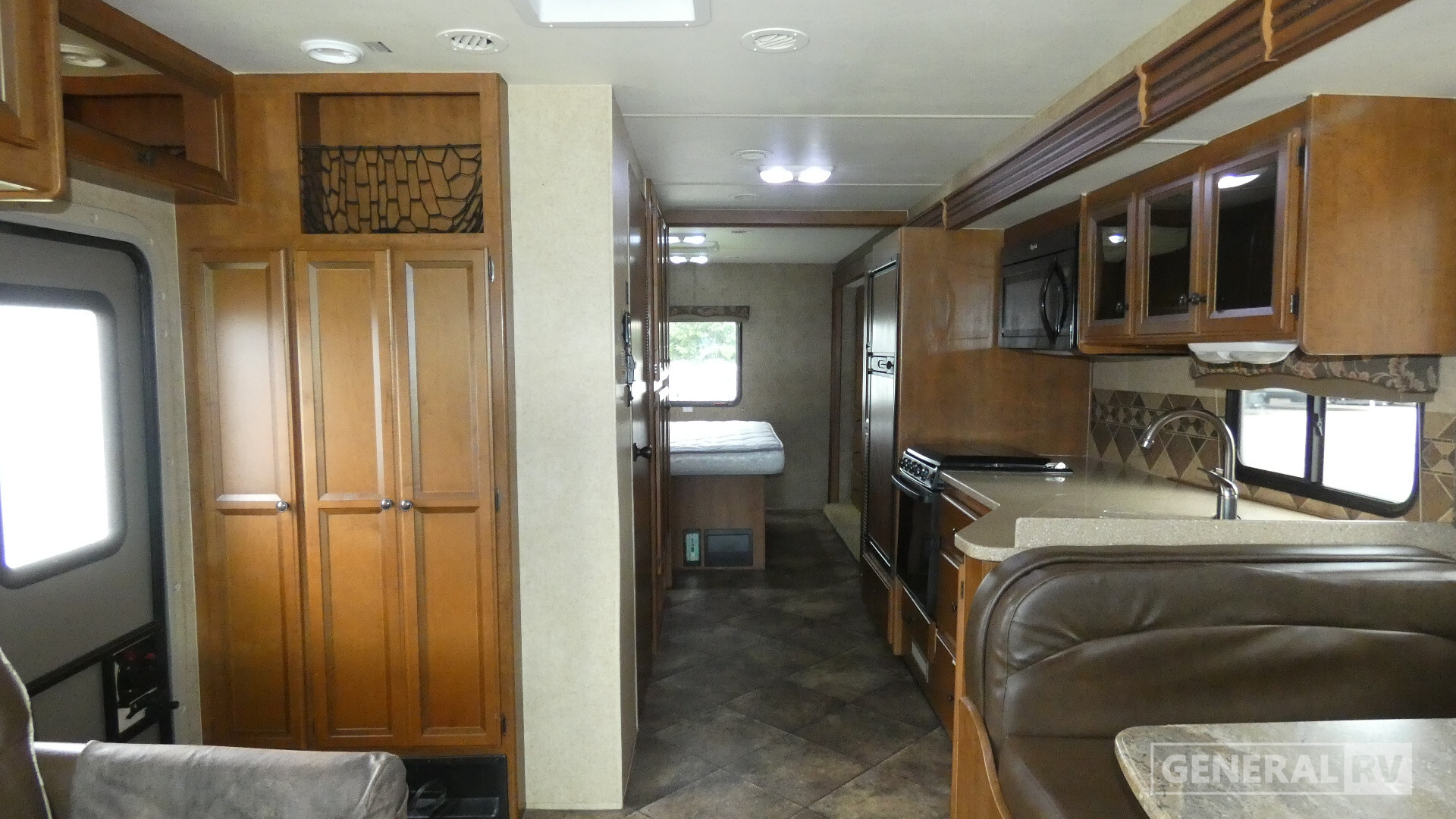 2014 Thor Motor Coach HURRICANE 32N in dover FL