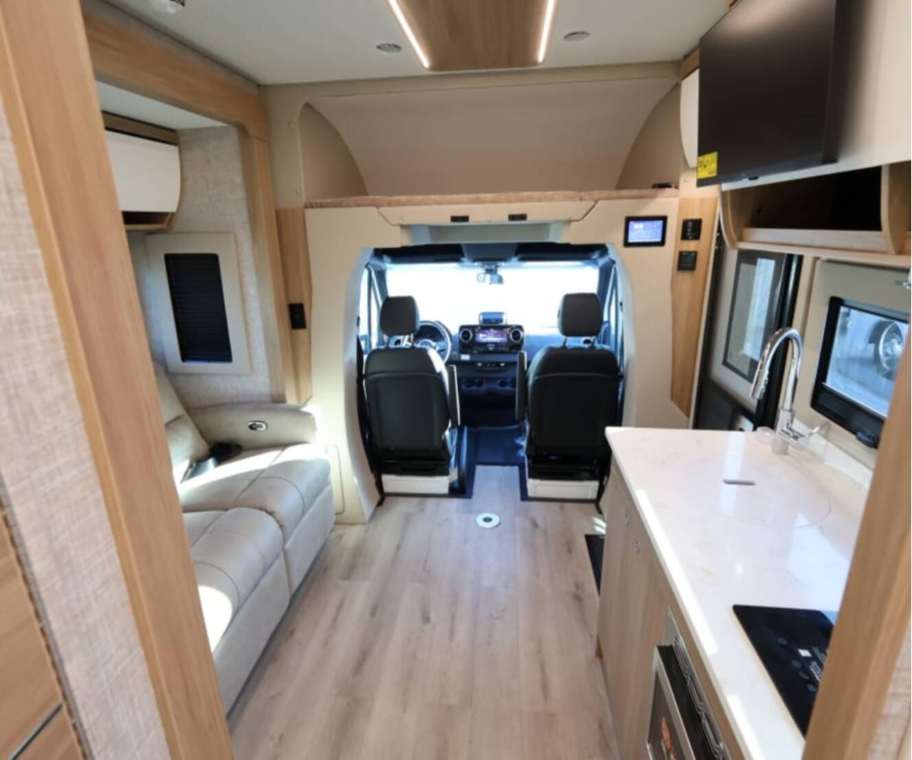 A photo of this 2027 Tiffin WAYFARER 25XLW