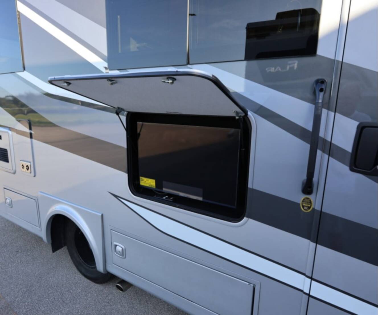 A photo of this 2027 Tiffin WAYFARER 25XLW