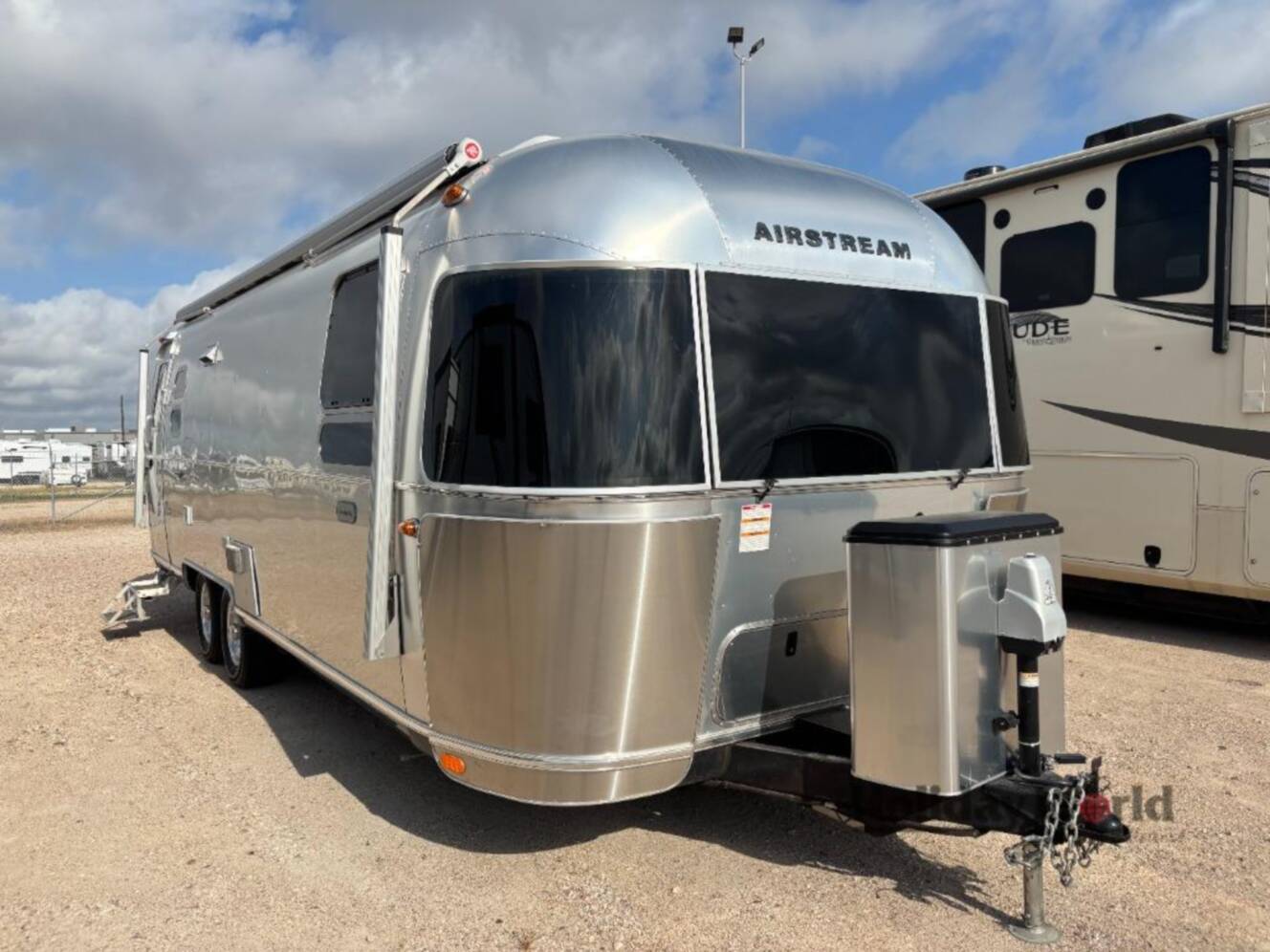 A photo of this 2019 Airstream Globetrotter 27FB