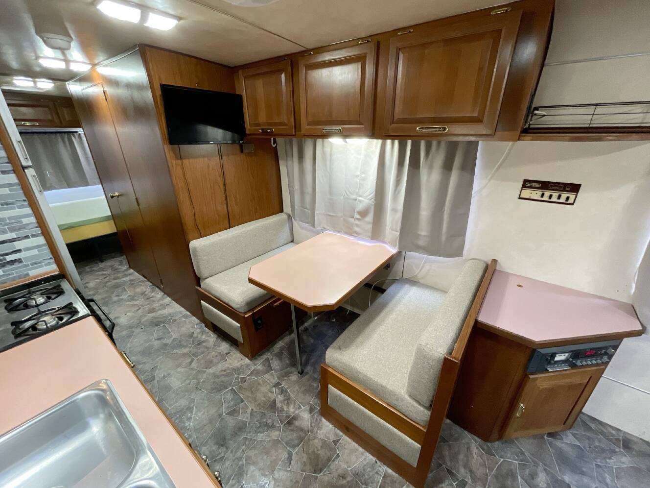 A photo of this 1986 Airstream AIRSTREAM ARGOSY