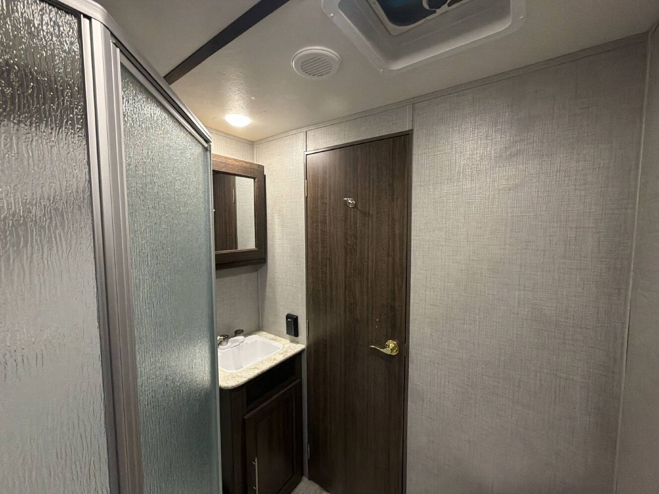 A photo of this 2019 Crossroads ZINGER 248RR