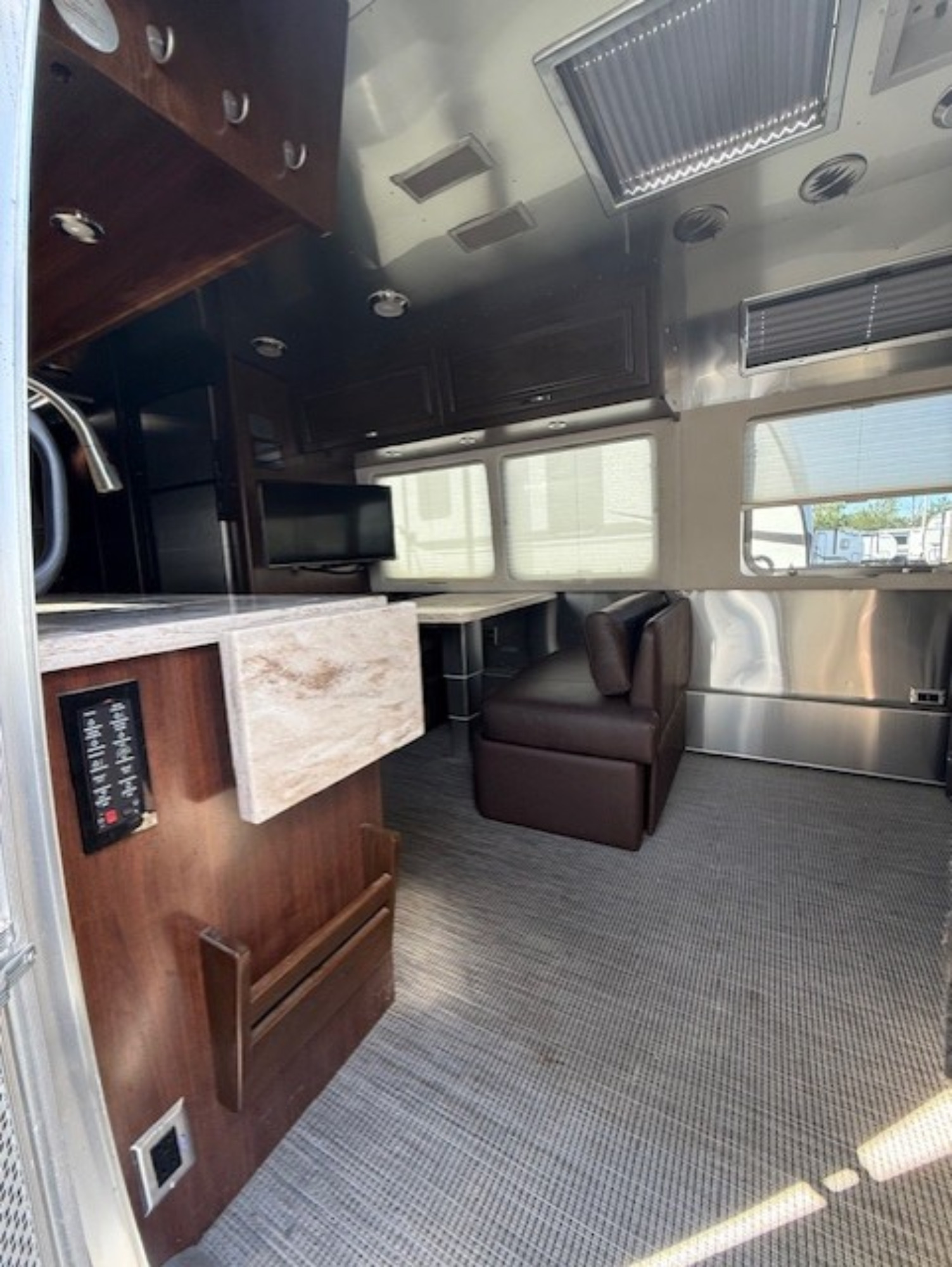 2018 Airstream CLASSIC 30RB QUEEN in berkley MA