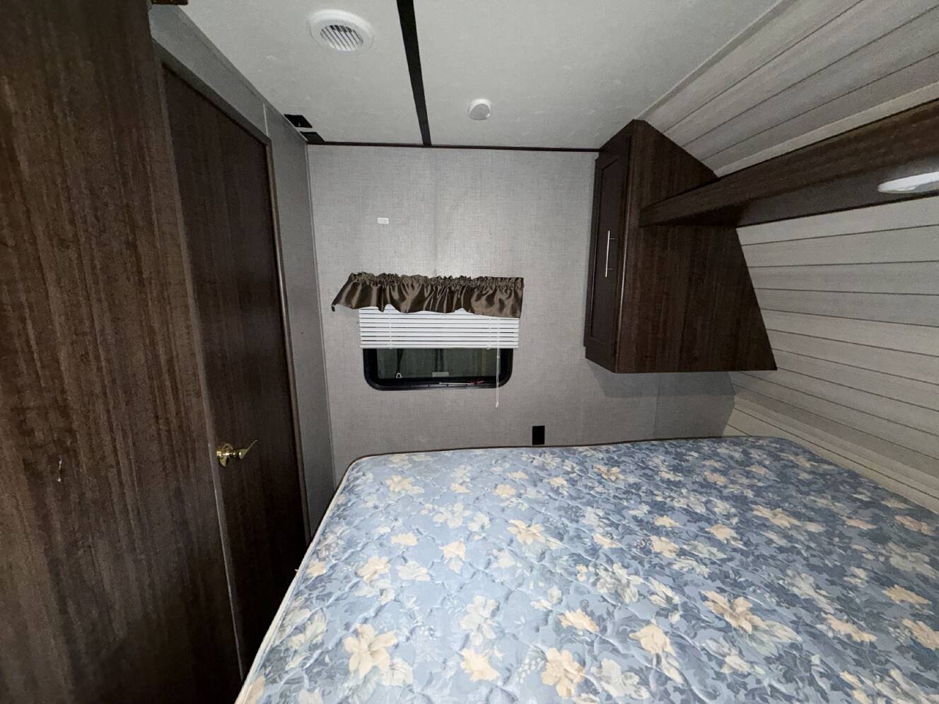 A photo of this 2019 Crossroads ZINGER 248RR