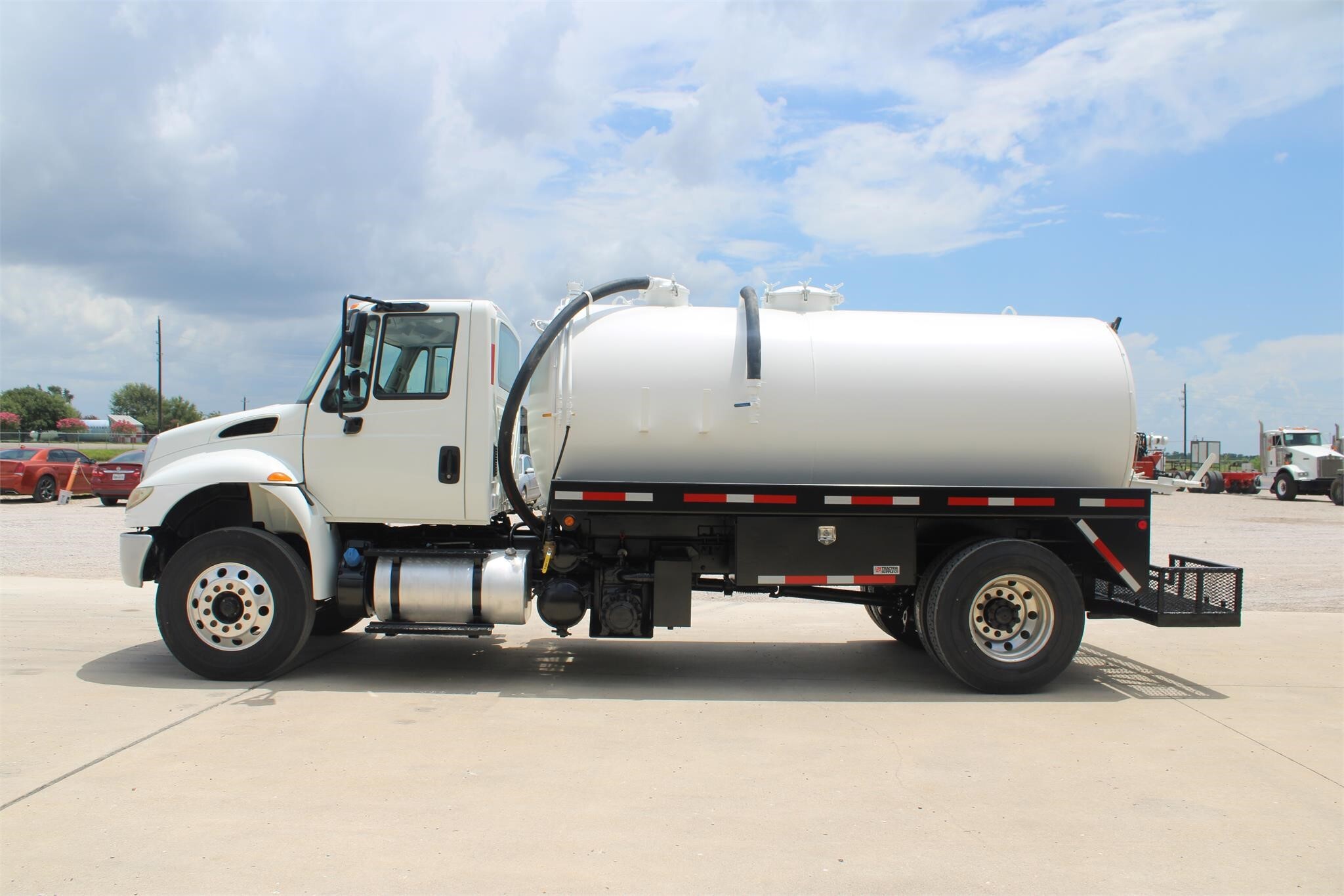 2017 INTERNATIONAL DURASTAR 4300 in Brookshire, TX