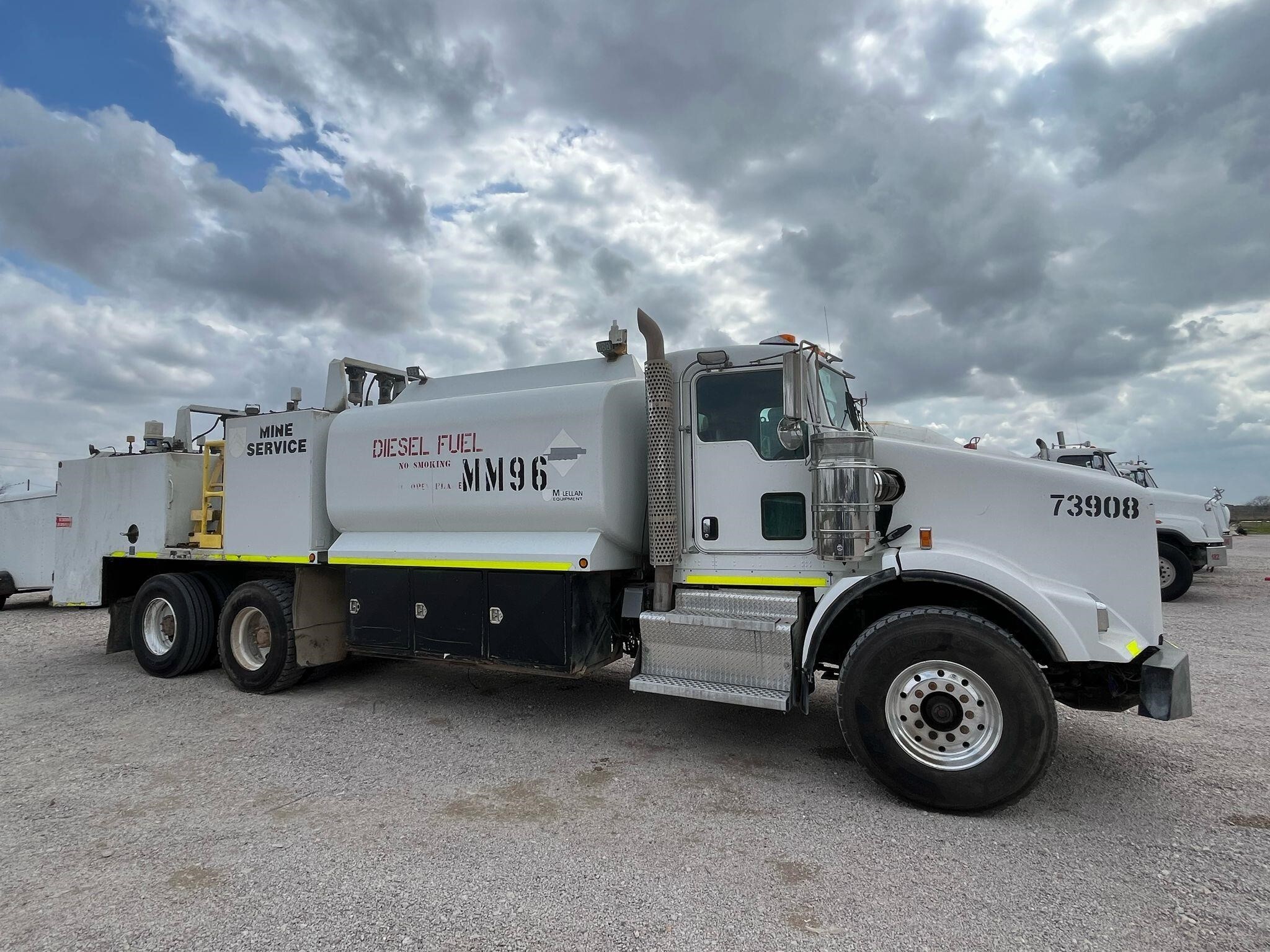 2013 KENWORTH T800 in Brookshire, TX