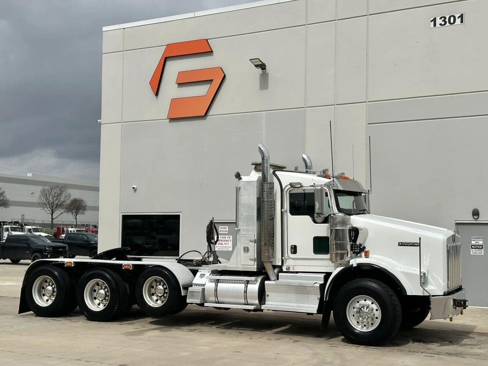 2017 KENWORTH T800 in Hutchins, TX