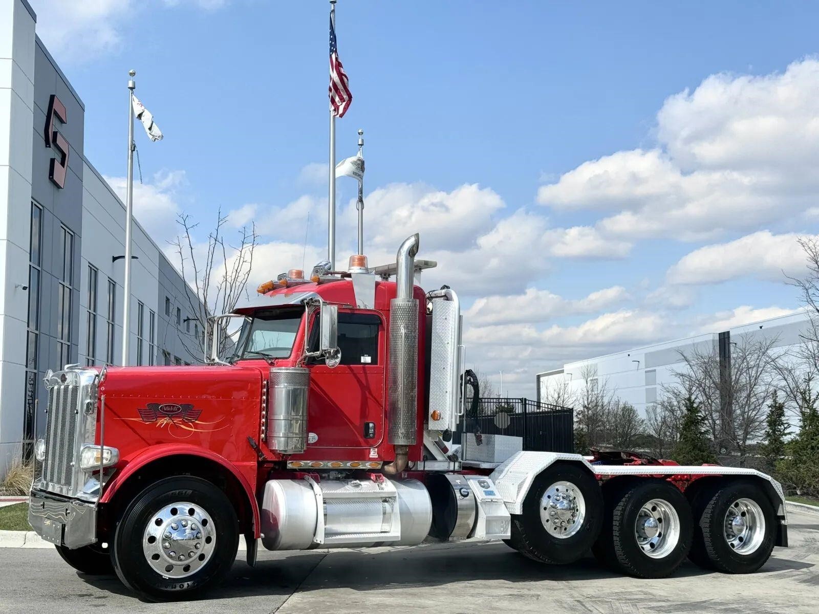 2013 PETERBILT 388 in New Lenox, IL