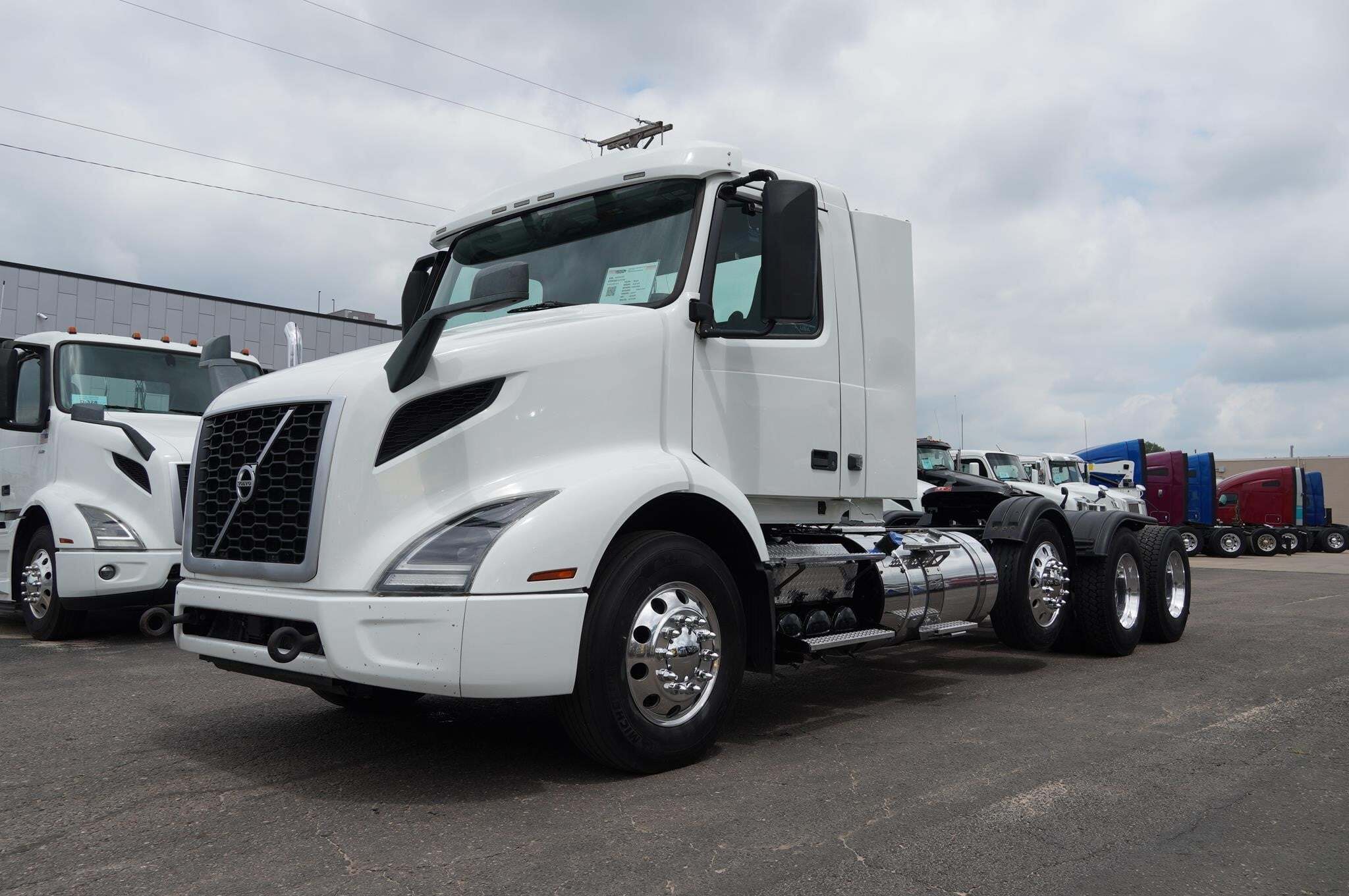 2019 VOLVO VNR64T300 in Sioux Falls, SD