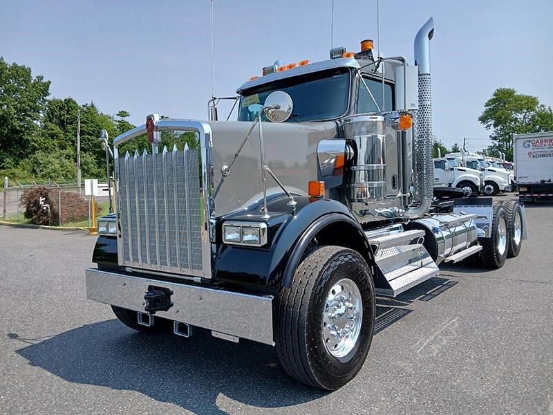 2027 KENWORTH W900 in Coopersburg, PA