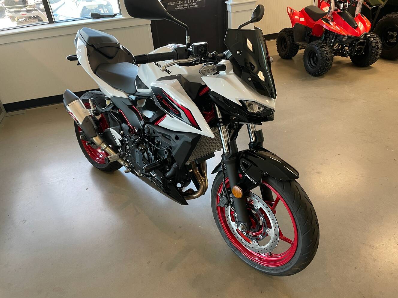 A photo of this 2026 Kawasaki Z500 SE ABS