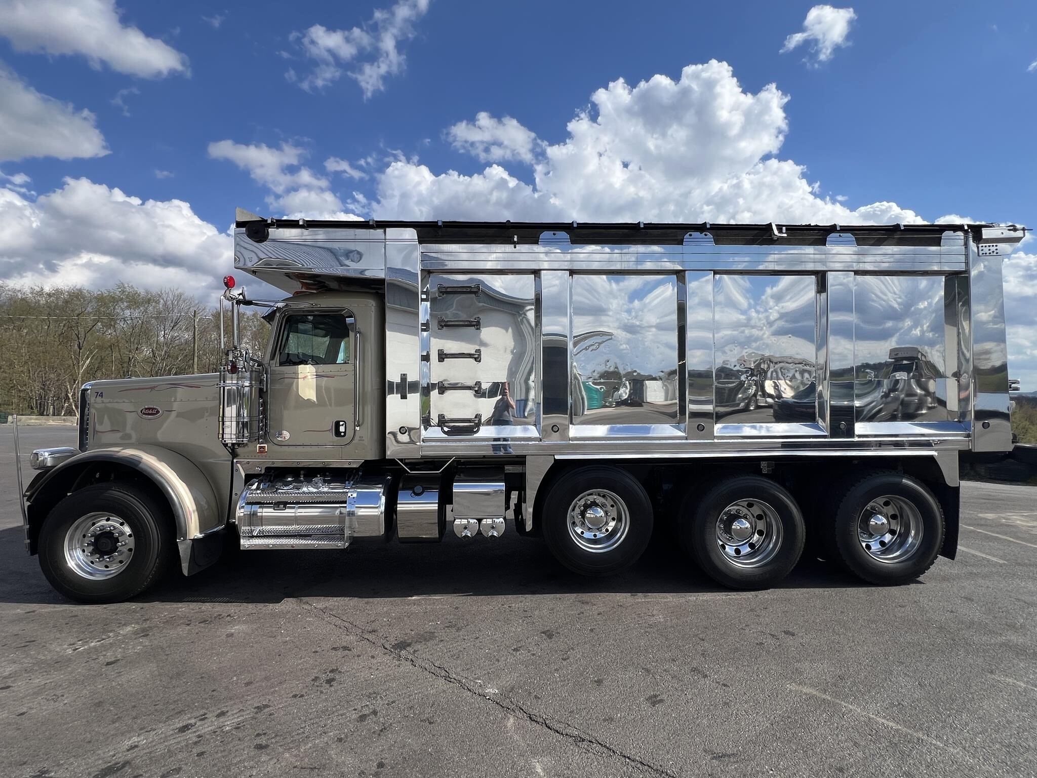 2022 PETERBILT 389 in Acme, PA