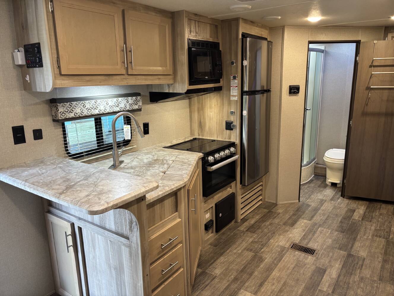 A photo of this 2021 Coachmen CATALINA LEGACY EDITION 243RBS