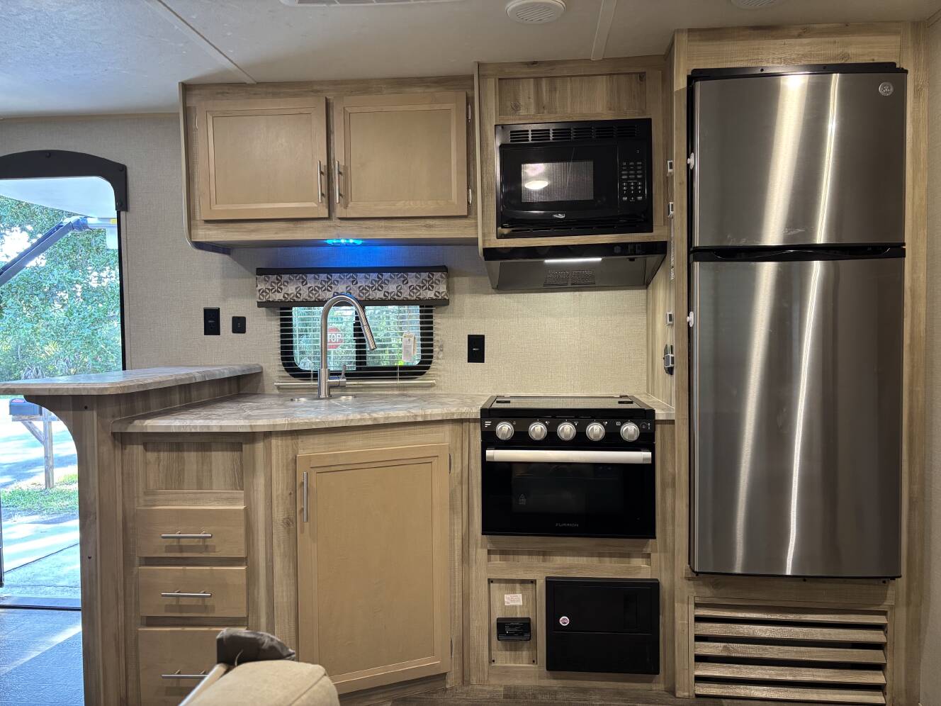 A photo of this 2021 Coachmen CATALINA LEGACY EDITION 243RBS