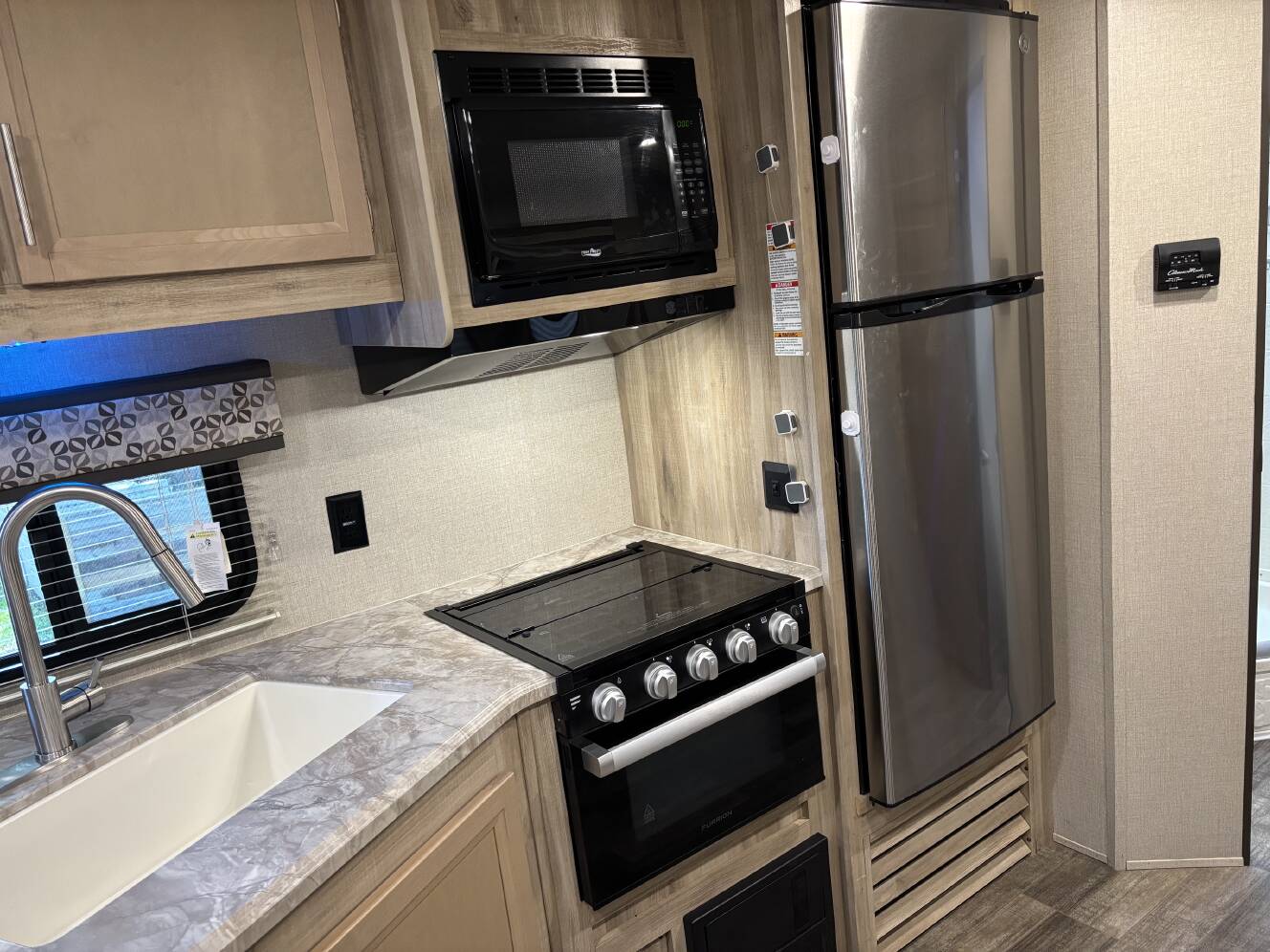 A photo of this 2021 Coachmen CATALINA LEGACY EDITION 243RBS