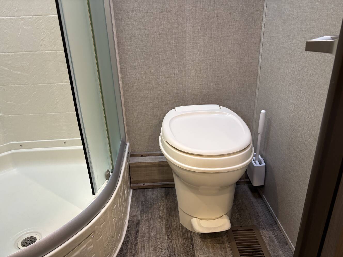 A photo of this 2021 Coachmen CATALINA LEGACY EDITION 243RBS