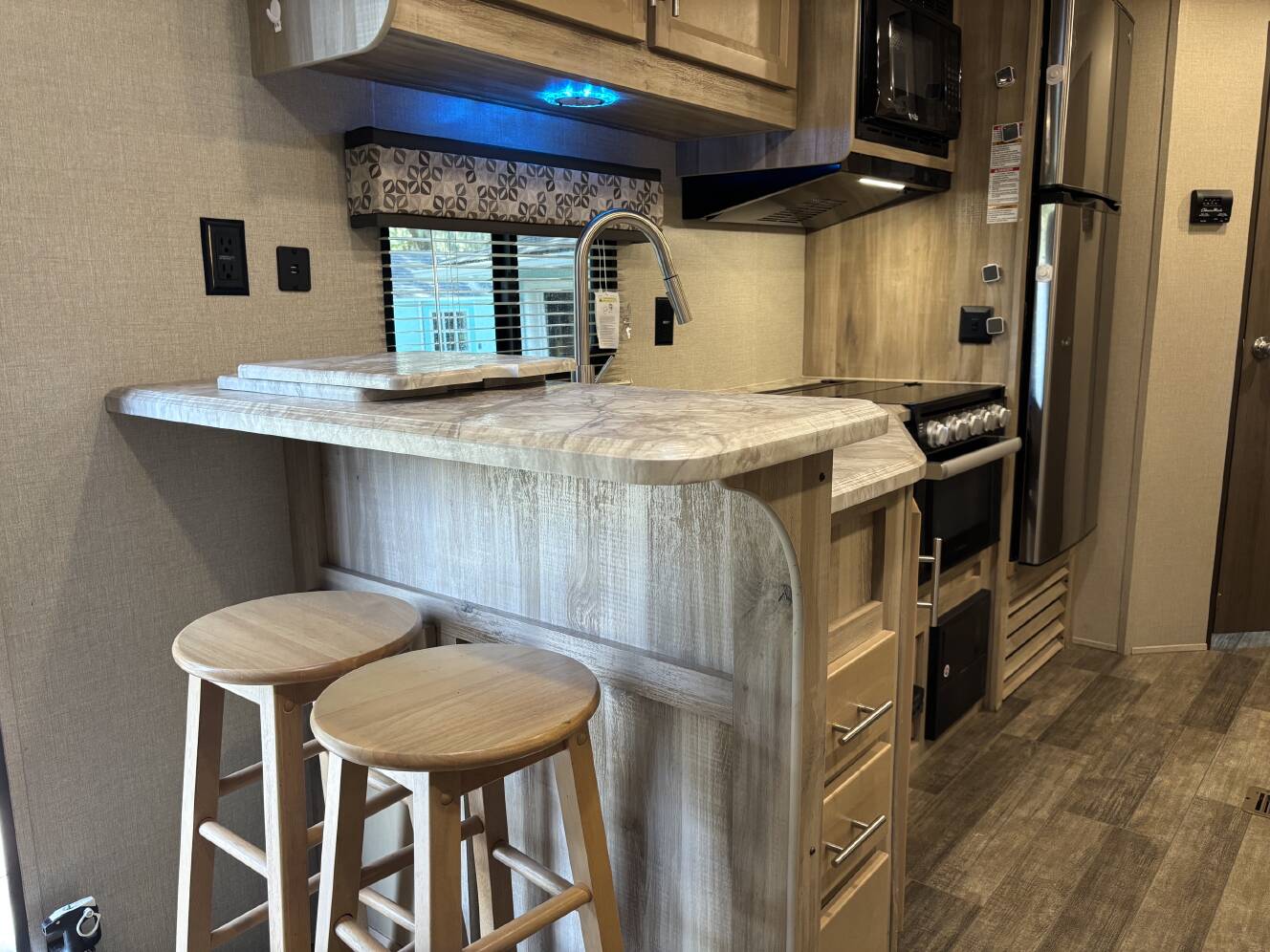 A photo of this 2021 Coachmen CATALINA LEGACY EDITION 243RBS