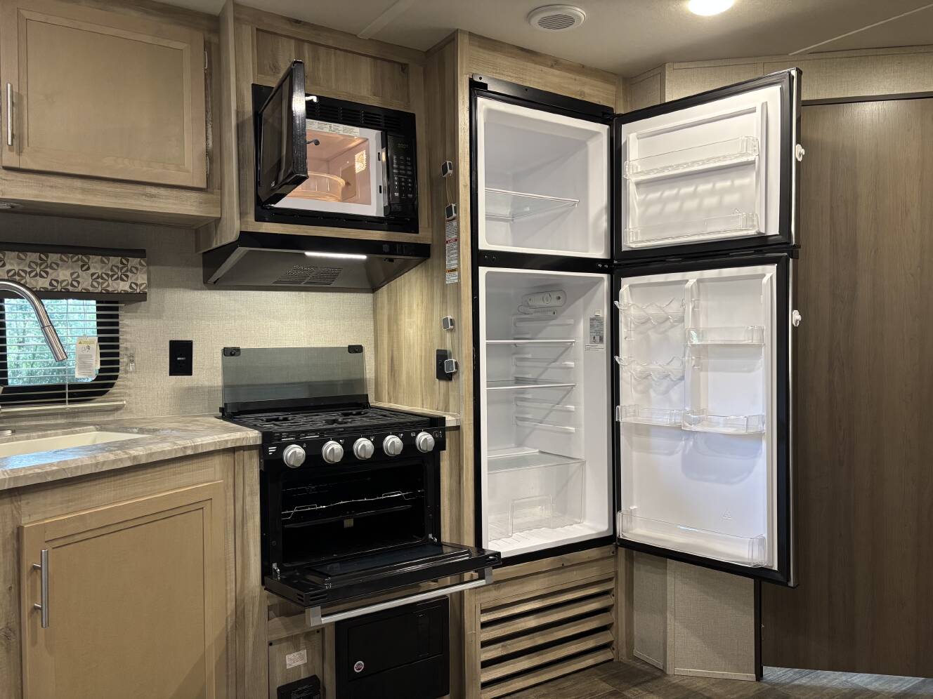 A photo of this 2021 Coachmen CATALINA LEGACY EDITION 243RBS