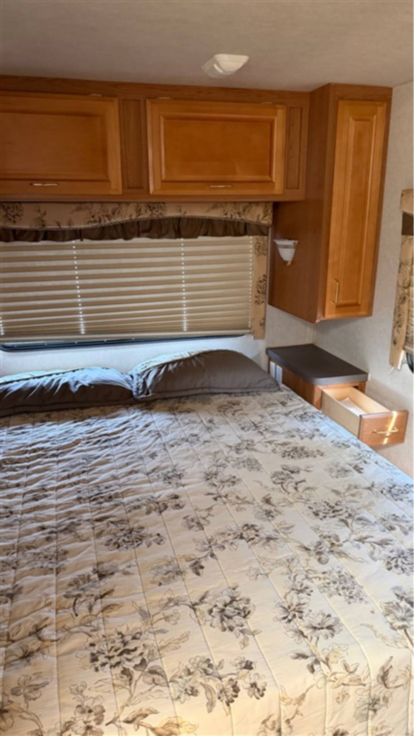 A photo of this 2001 Fleetwood STORM 30H