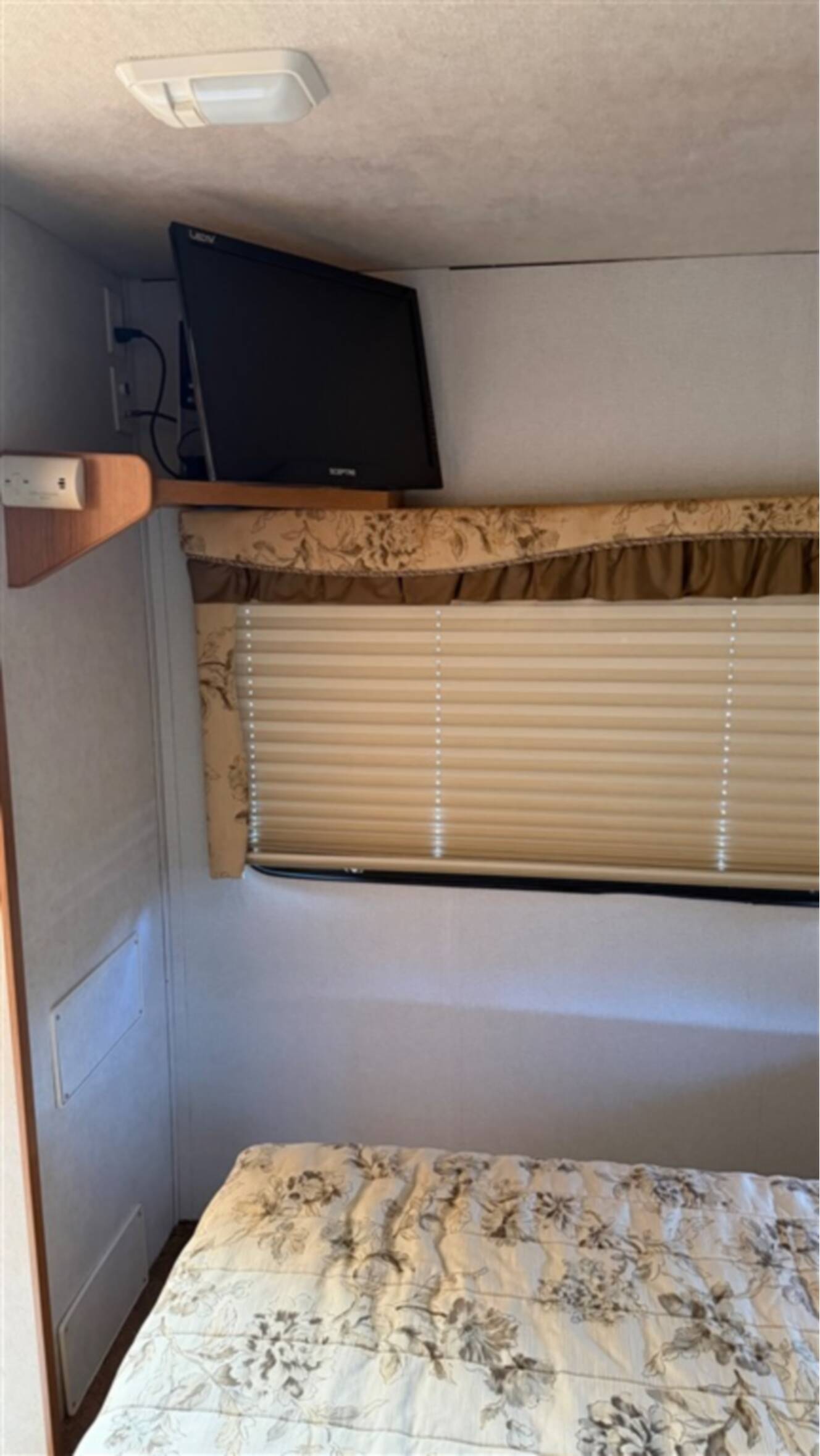 A photo of this 2001 Fleetwood STORM 30H