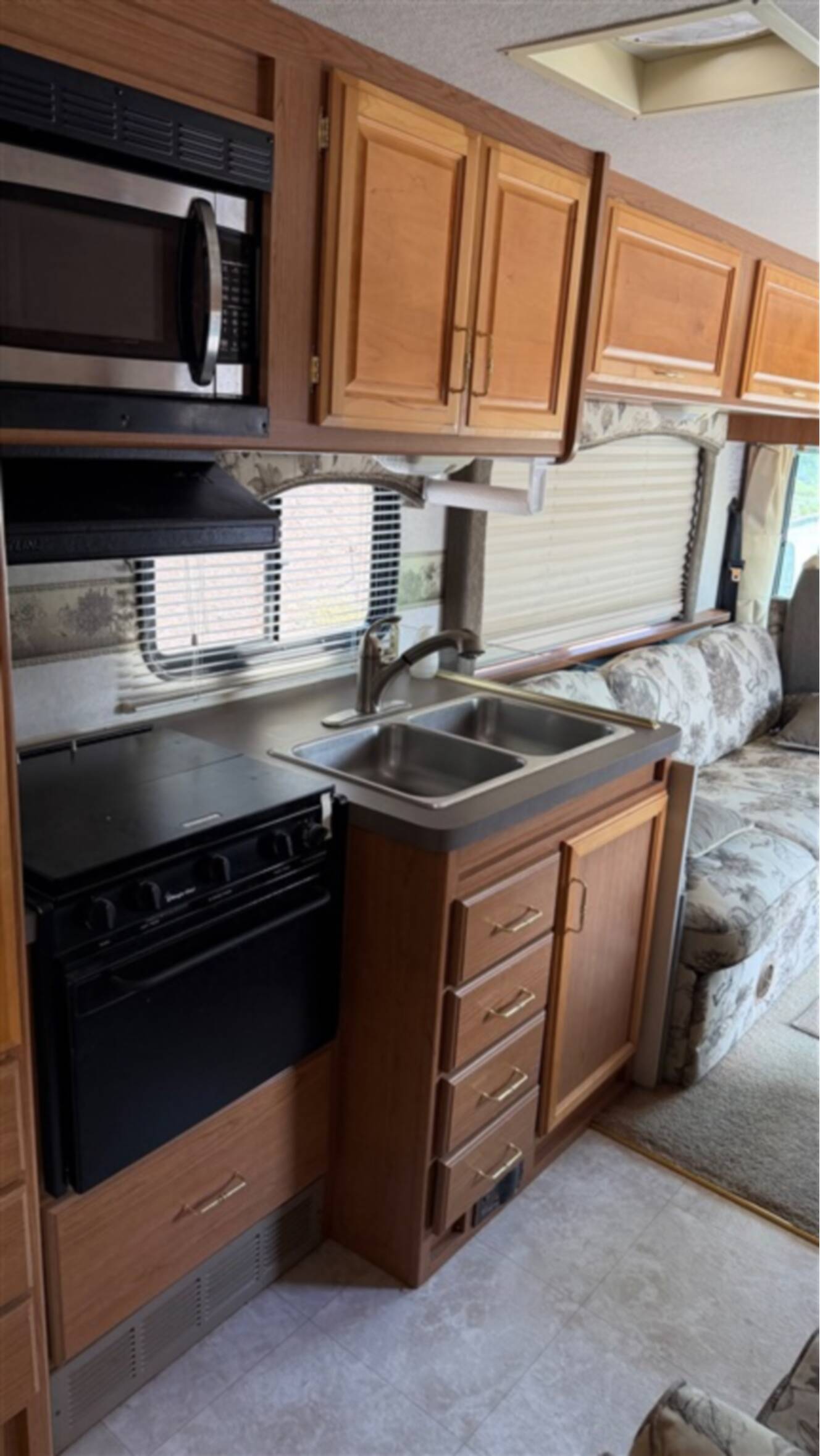 A photo of this 2001 Fleetwood STORM 30H