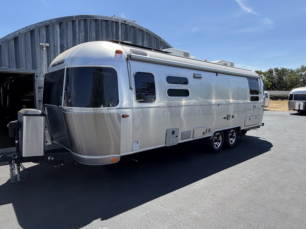 2023 Airstream POTTERY BARN 28RB TWIN in winters CA