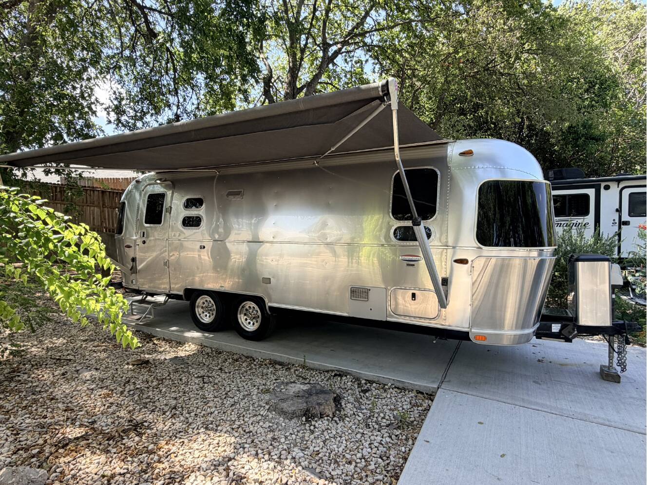 A photo of this 2019 Airstream INTERNATIONAL SIGNATURE 25FB SIGNATURE