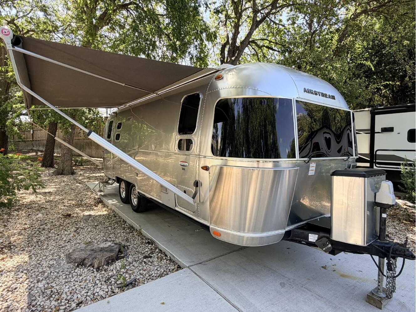 A photo of this 2019 Airstream INTERNATIONAL SIGNATURE 25FB SIGNATURE