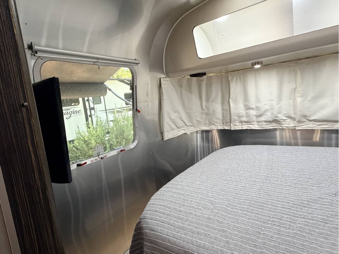A photo of this 2019 Airstream INTERNATIONAL SIGNATURE 25FB SIGNATURE