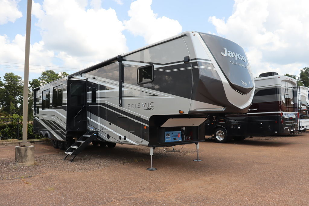 2026 Jayco Toy Haulers Seismic 395 in southaven MS