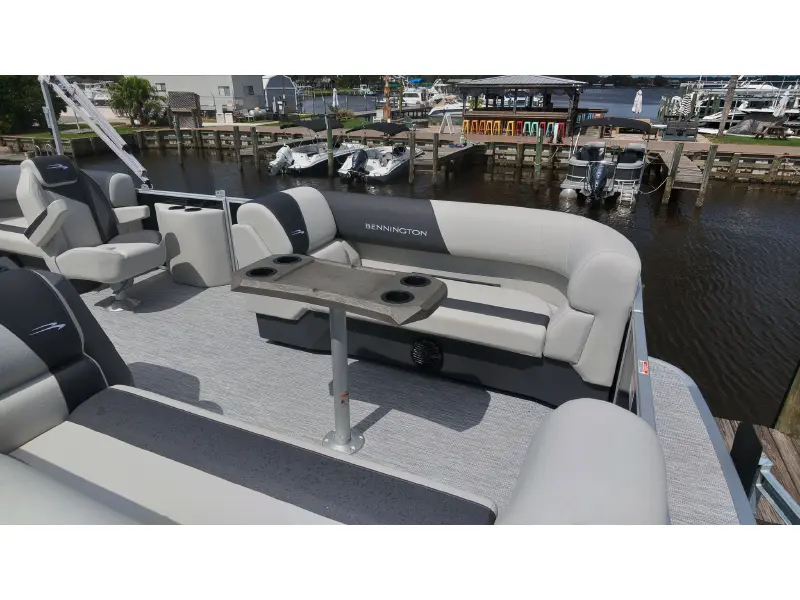 2027 Bennington 20 S1 STERN RADIUS