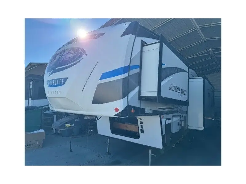 2019 FOREST RIVER CHEROKEE ARCTIC WOLF 285RL4