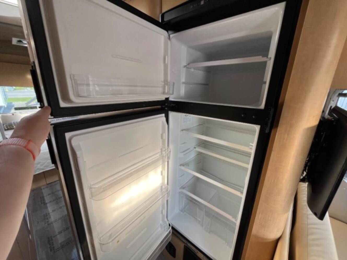 A photo of this 2012 Airstream Flying Cloud 30