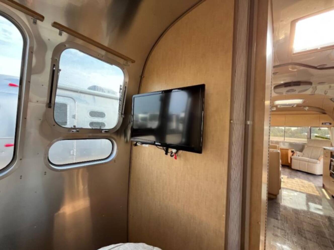 A photo of this 2012 Airstream Flying Cloud 30