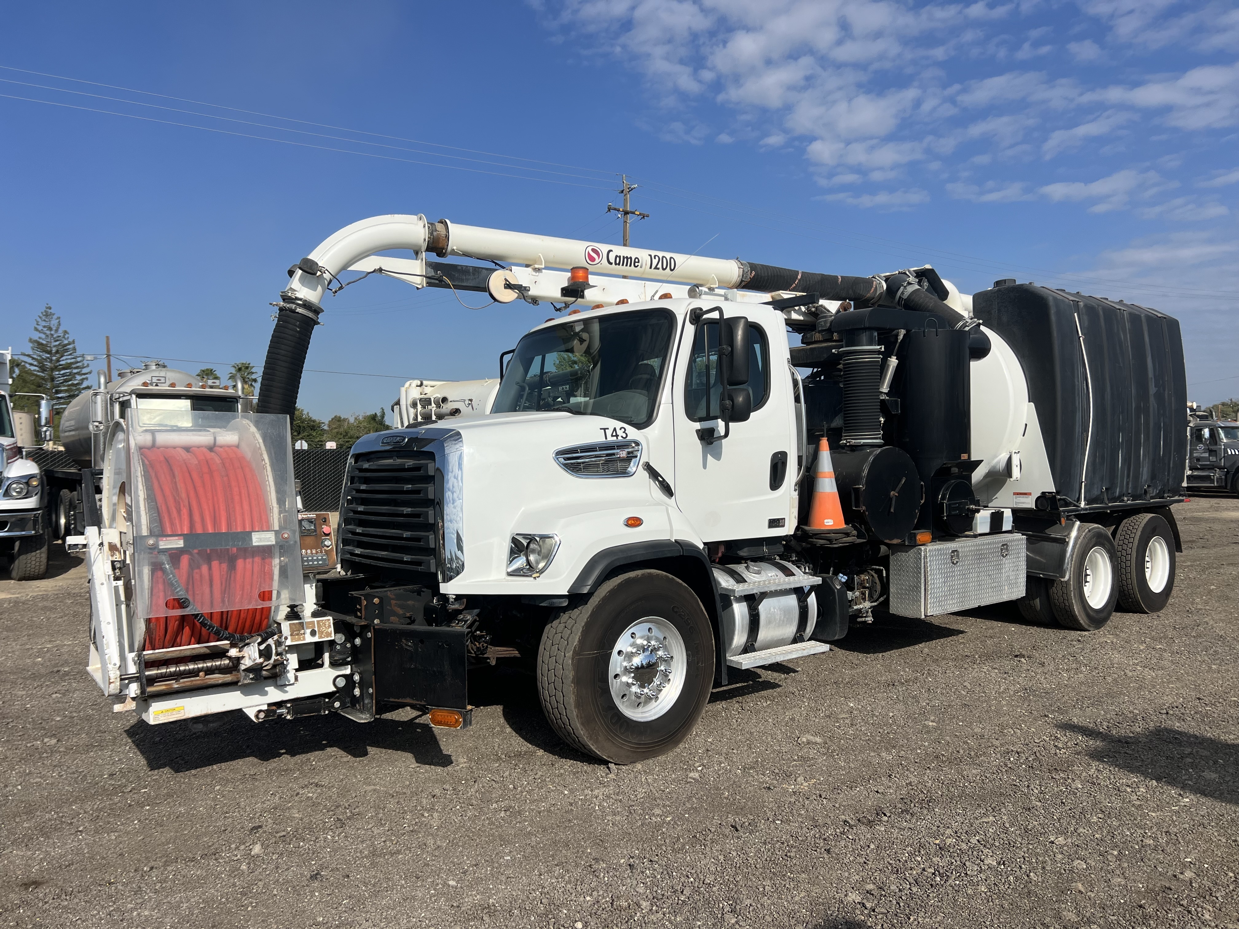 FREIGHTLINER 114sd in Bakersfield, CA