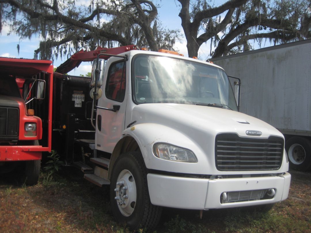 2006 FREIGHTLINER M2 106 in Tampa, FL