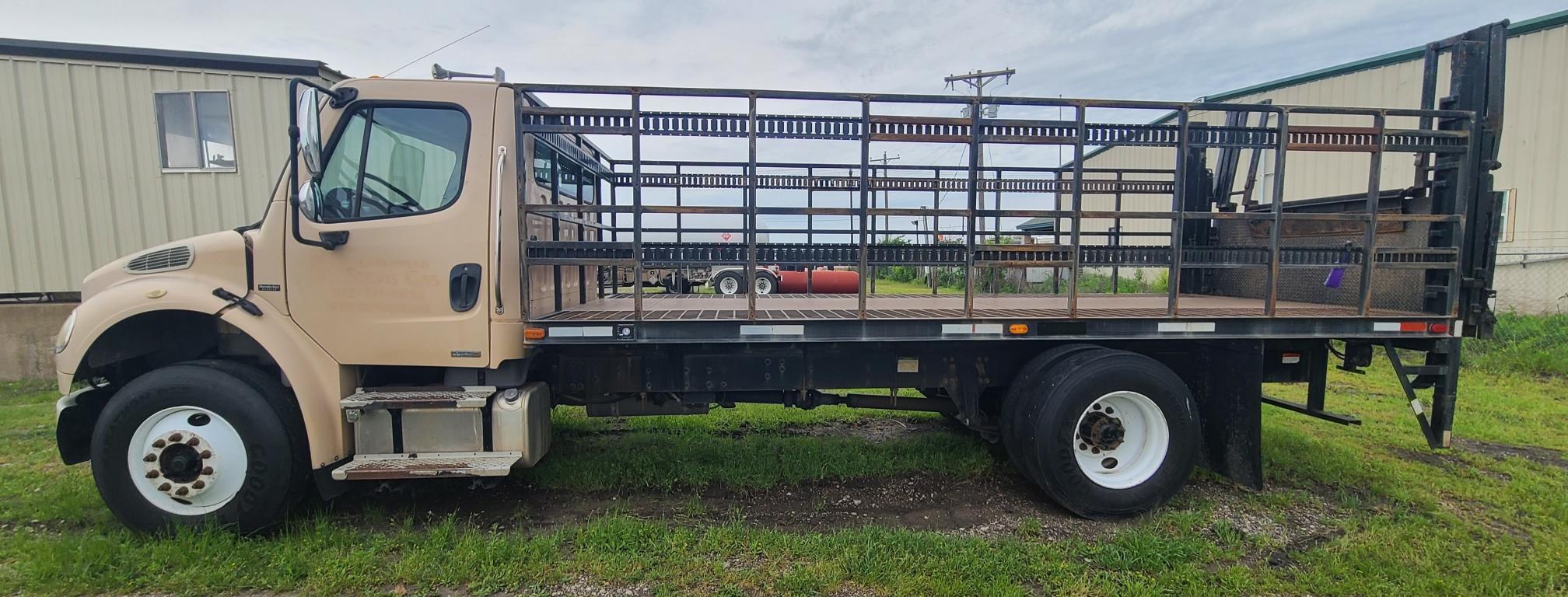 2006 FREIGHTLINER BUSINESS CLASS M2 106 in Royse City, TX