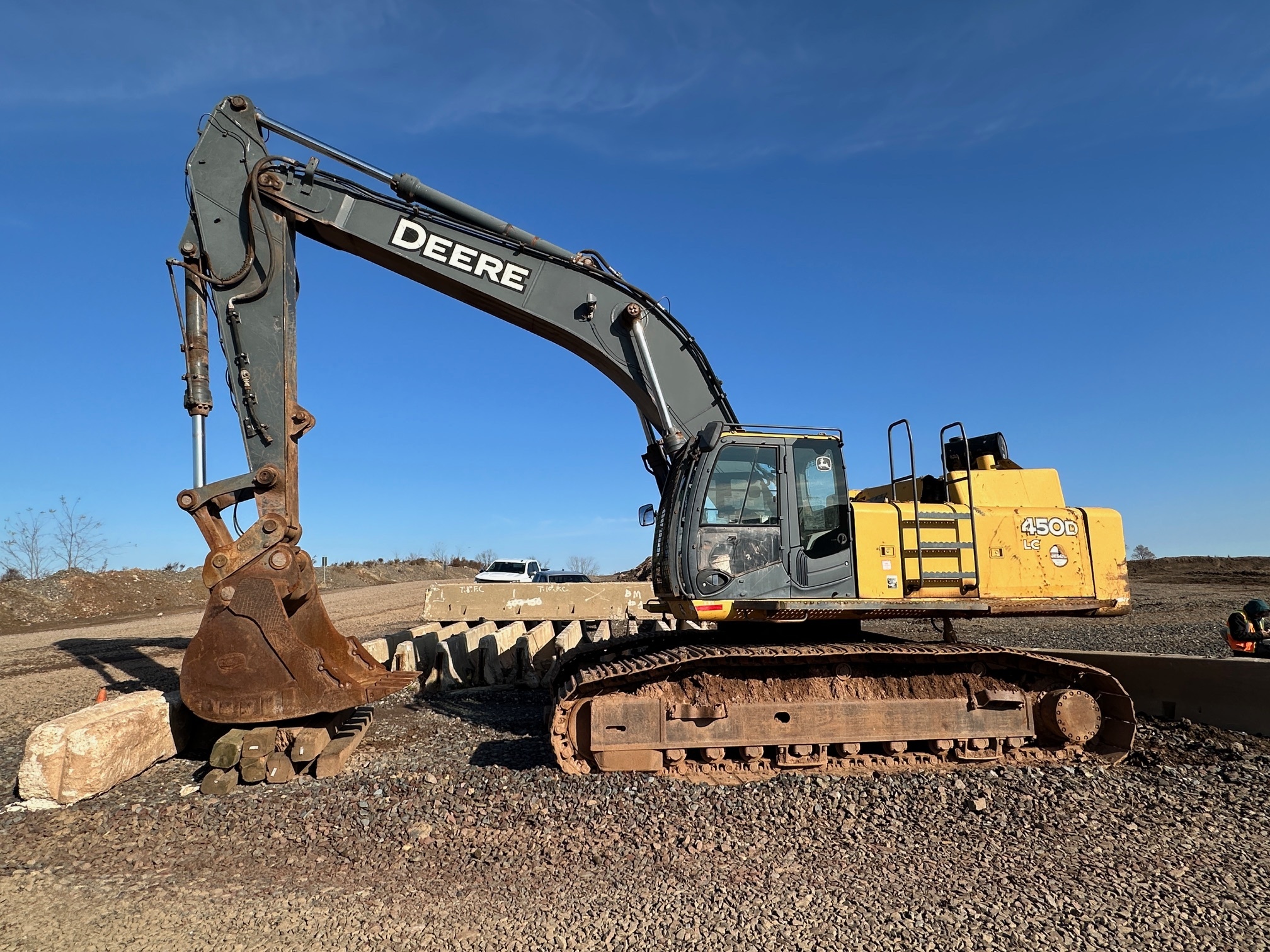 2006 DEERE 450D LC in Clinton, NJ