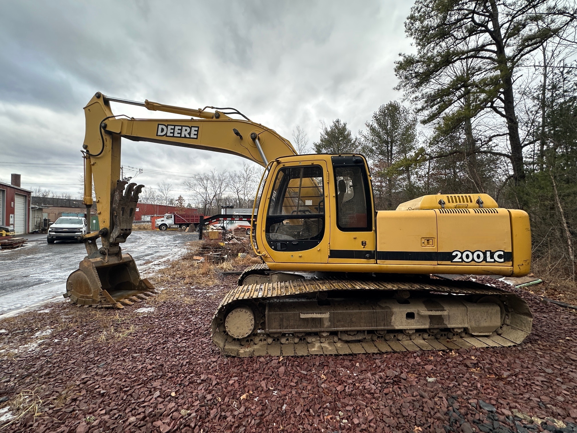 2000 DEERE 200LC in Moosic, PA