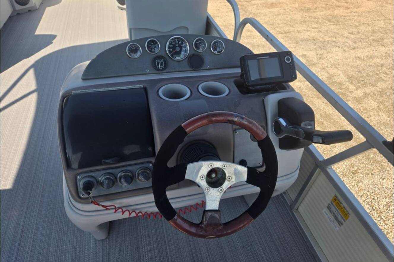 A photo of this 2007 Sun Tracker Party Barge 27 Regency Edition