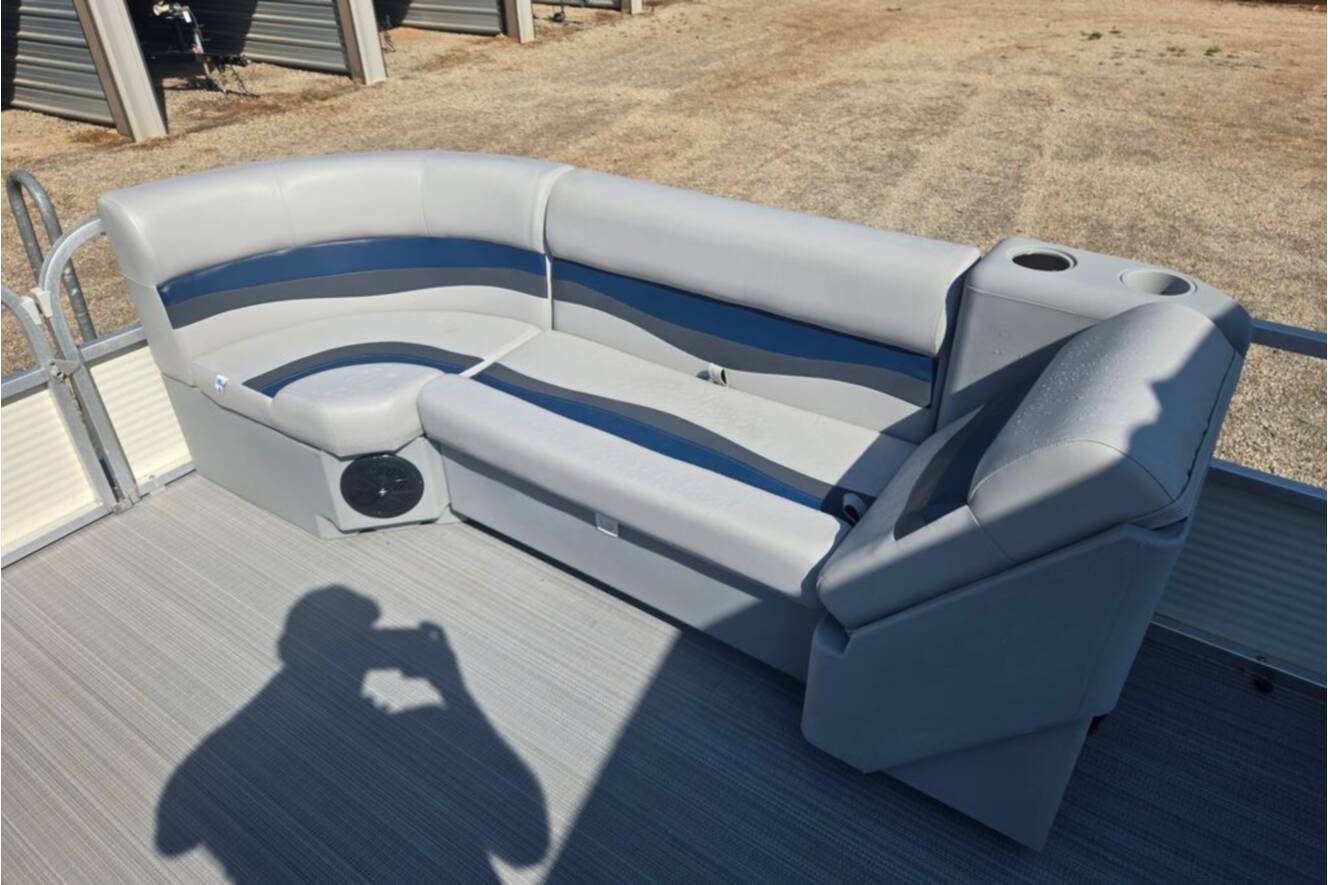 A photo of this 2007 Sun Tracker Party Barge 27 Regency Edition
