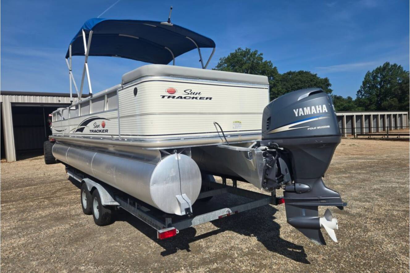 A photo of this 2007 Sun Tracker Party Barge 27 Regency Edition
