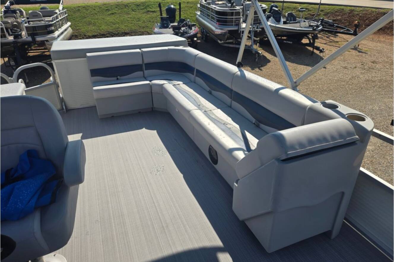 A photo of this 2007 Sun Tracker Party Barge 27 Regency Edition