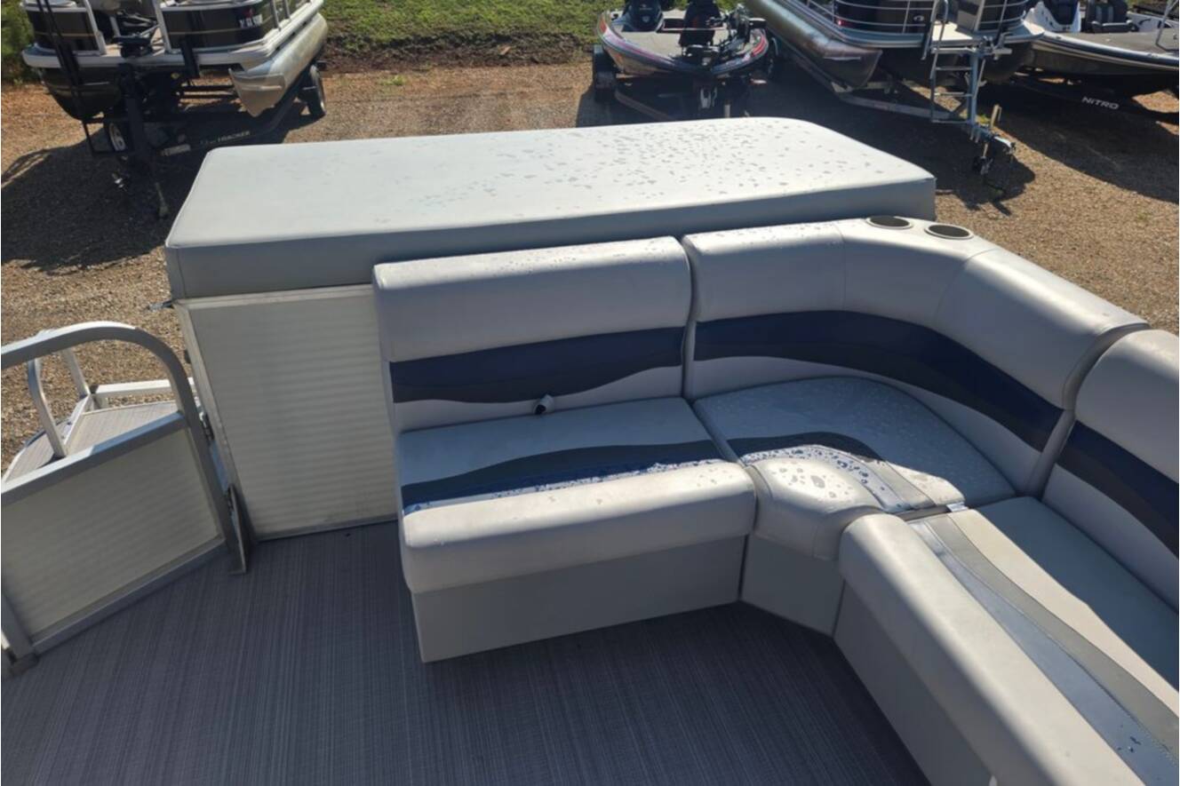 A photo of this 2007 Sun Tracker Party Barge 27 Regency Edition