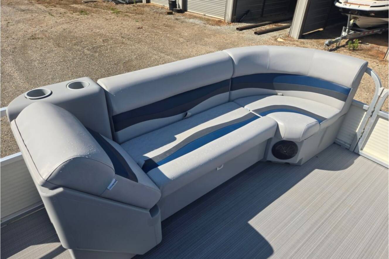 A photo of this 2007 Sun Tracker Party Barge 27 Regency Edition